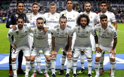 FB体育热评-亚马尔训练中指导年轻球员